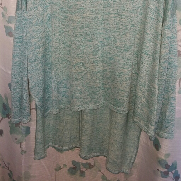 🌼True Light🌼High low long sleeve top - Picture 2 of 6